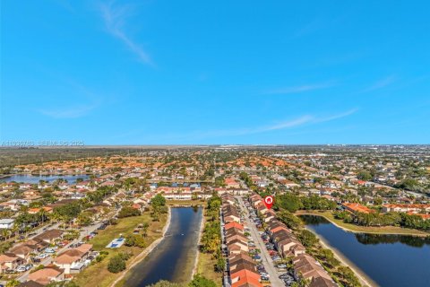 Townhouse in Miami, Florida 2 bedrooms, 107.77 sq.m. № 1994805 - photo 18