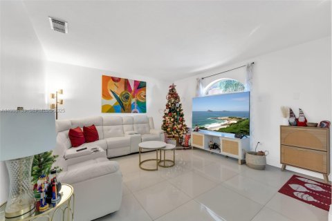 Townhouse in Miami, Florida 2 bedrooms, 107.77 sq.m. № 1994805