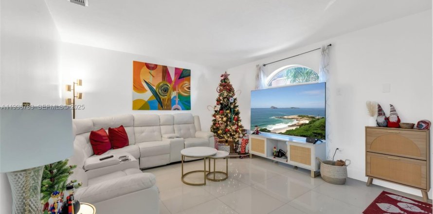 Townhouse in Miami, Florida 2 bedrooms, 107.77 sq.m. № 1994805