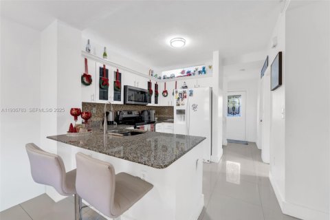 Townhouse in Miami, Florida 2 bedrooms, 107.77 sq.m. № 1994805 - photo 7