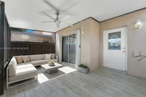 Townhouse in Miami, Florida 2 bedrooms, 107.77 sq.m. № 1994805 - photo 20