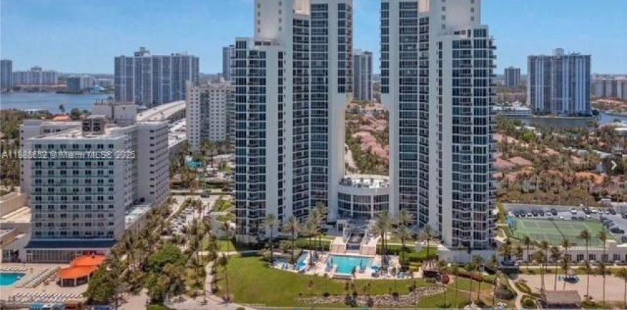 Condo in Sunny Isles Beach, Florida, 2 bedrooms  № 1938810