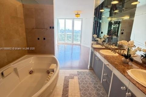 Condo in Sunny Isles Beach, Florida, 2 bedrooms  № 1938810 - photo 18