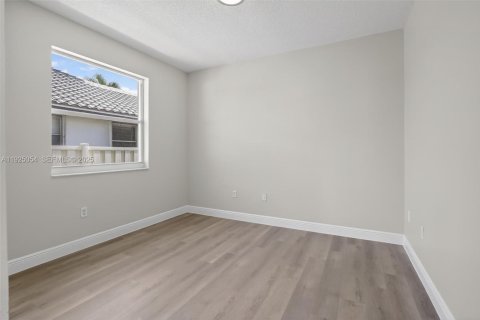 Casa en venta en Pembroke Pines, Florida, 4 dormitorios, 227.05 m2 № 1984177 - foto 23