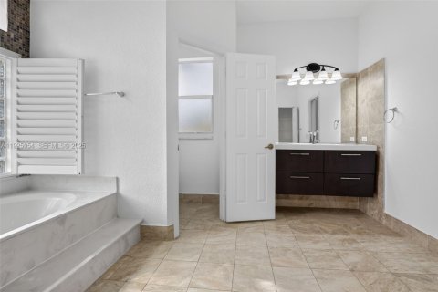 Casa en venta en Pembroke Pines, Florida, 4 dormitorios, 227.05 m2 № 1984177 - foto 19