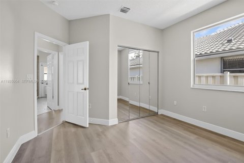 Casa en venta en Pembroke Pines, Florida, 4 dormitorios, 227.05 m2 № 1984177 - foto 24