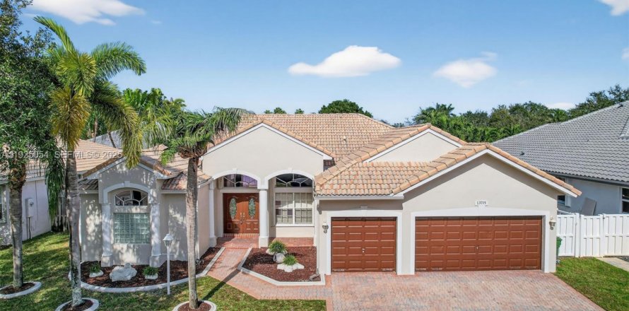 Casa en Pembroke Pines, Florida 4 dormitorios, 227.05 m2 № 1984177