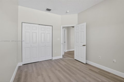 Casa en venta en Pembroke Pines, Florida, 4 dormitorios, 227.05 m2 № 1984177 - foto 27