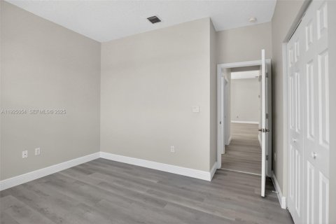 Casa en venta en Pembroke Pines, Florida, 4 dormitorios, 227.05 m2 № 1984177 - foto 29