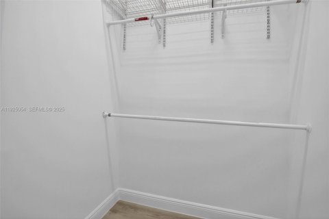 Casa en venta en Pembroke Pines, Florida, 4 dormitorios, 227.05 m2 № 1984177 - foto 22