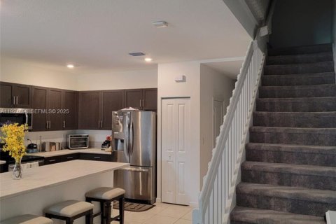 Снять в аренду таунхаус в Хомстед, Флорида 4 спальни, 179.86м2, № 1983096 - фото 3