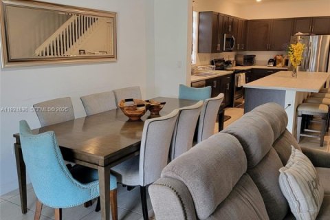 Снять в аренду таунхаус в Хомстед, Флорида 4 спальни, 179.86м2, № 1983096 - фото 7