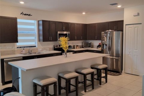 Снять в аренду таунхаус в Хомстед, Флорида 4 спальни, 179.86м2, № 1983096 - фото 2