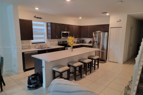 Снять в аренду таунхаус в Хомстед, Флорида 4 спальни, 179.86м2, № 1983096 - фото 5