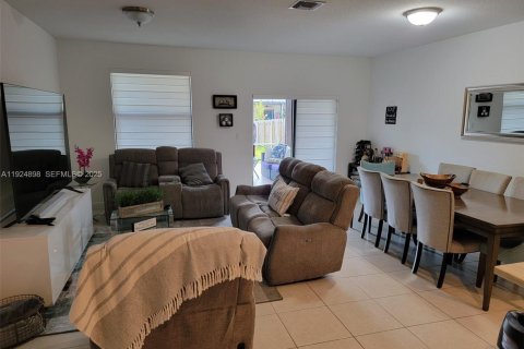 Снять в аренду таунхаус в Хомстед, Флорида 4 спальни, 179.86м2, № 1983096 - фото 8