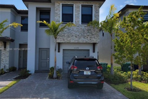 Снять в аренду таунхаус в Хомстед, Флорида 4 спальни, 179.86м2, № 1983096 - фото 1