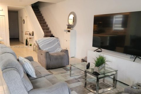 Снять в аренду таунхаус в Хомстед, Флорида 4 спальни, 179.86м2, № 1983096 - фото 6