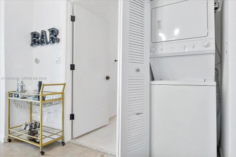 Condo in Miami, Florida, 2 bedrooms № 2000059 - photo 8