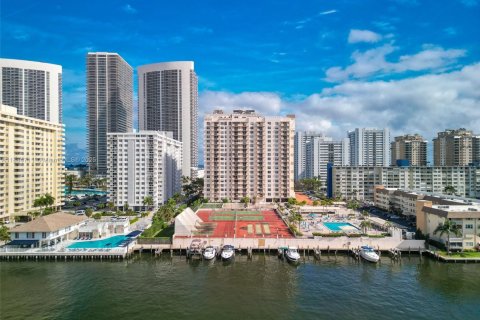 Condominio en venta en Hallandale Beach, Florida, 1 dormitorio, 120.77 m2 № 2035788 - foto 29