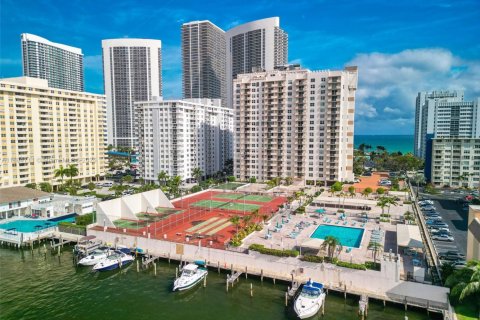 Condominio en venta en Hallandale Beach, Florida, 1 dormitorio, 120.77 m2 № 2035788 - foto 28