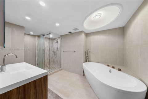 Condominio en venta en Hallandale Beach, Florida, 1 dormitorio, 120.77 m2 № 2035788 - foto 24