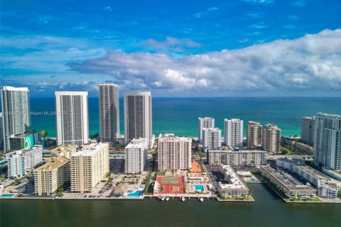 Condominio en venta en Hallandale Beach, Florida, 1 dormitorio, 120.77 m2 № 2035788 - foto 3