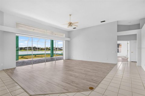 House in Riverview, Florida 4 bedrooms, 342.25 sq.m. № 2151846 - photo 12
