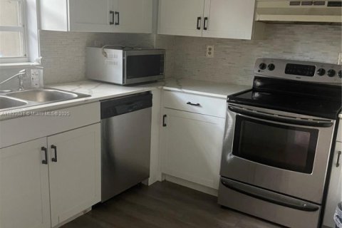 Снять в аренду таунхаус в Купер-Сити, Флорида 3 спальни, 120.96м2, № 1814477 - фото 2