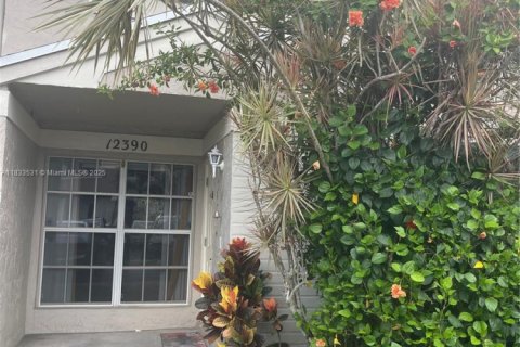 Снять в аренду таунхаус в Купер-Сити, Флорида 3 спальни, 120.96м2, № 1814477 - фото 1