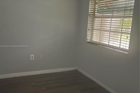 Снять в аренду таунхаус в Купер-Сити, Флорида 3 спальни, 120.96м2, № 1814477 - фото 8