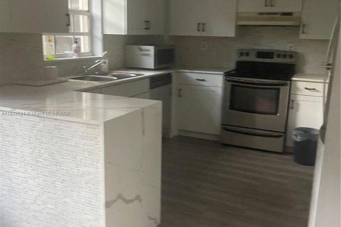 Снять в аренду таунхаус в Купер-Сити, Флорида 3 спальни, 120.96м2, № 1814477 - фото 3