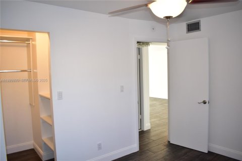 Copropriété à vendre à Sunrise, Floride: 2 chambres, 78.97 m2 № 1976412 - photo 18