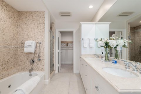 Снять в аренду таунхаус в Хоб-Саунд, Флорида 3 спальни, 195.09м2, № 2034444 - фото 23