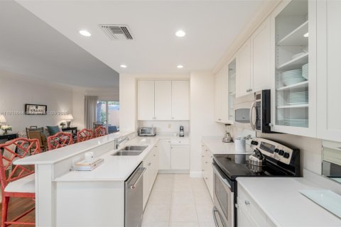 Снять в аренду таунхаус в Хоб-Саунд, Флорида 3 спальни, 195.09м2, № 2034444 - фото 17