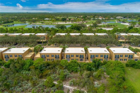 Снять в аренду таунхаус в Хоб-Саунд, Флорида 3 спальни, 195.09м2, № 2034444 - фото 28