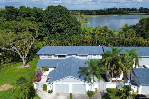 Купить таунхаус в Дорал, Флорида 3 спальни, 168.06м2, № 1993506 - фото 1