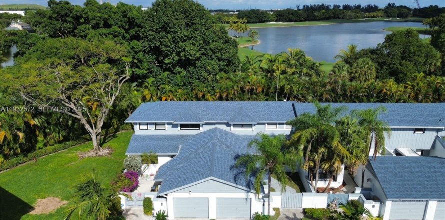 Таунхаус в Дорал, Флорида 3 спальни, 168.06м2 № 1993506