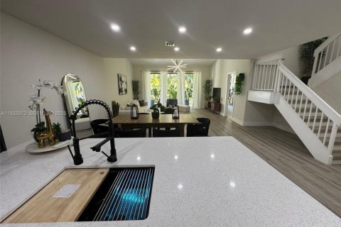 Купить таунхаус в Дорал, Флорида 3 спальни, 168.06м2, № 1993506 - фото 11