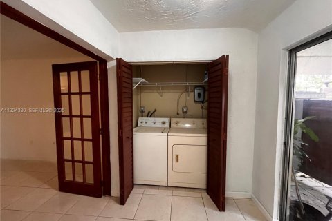 Снять в аренду виллу или дом в Майами, Флорида 2 спальни, 85.1м2, № 1982902 - фото 23