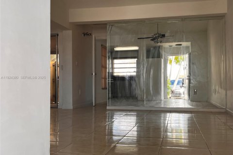Снять в аренду виллу или дом в Майами, Флорида 2 спальни, 85.1м2, № 1982902 - фото 6