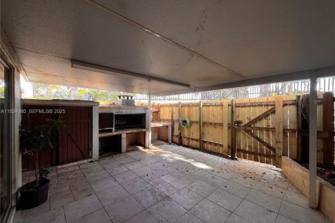 Снять в аренду виллу или дом в Майами, Флорида 2 спальни, 85.1м2, № 1982902 - фото 30