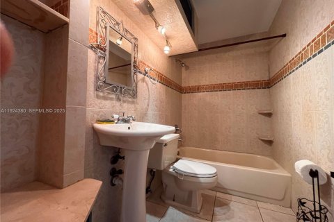 Снять в аренду виллу или дом в Майами, Флорида 2 спальни, 85.1м2, № 1982902 - фото 19