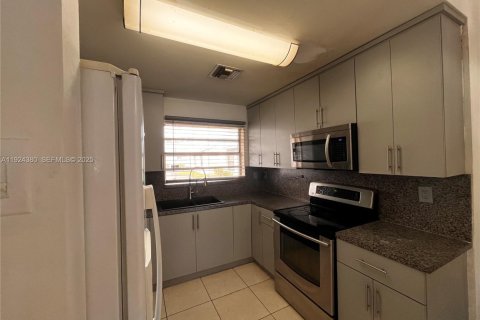 Снять в аренду виллу или дом в Майами, Флорида 2 спальни, 85.1м2, № 1982902 - фото 13