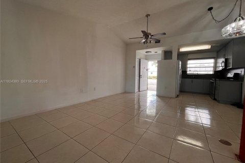 Снять в аренду виллу или дом в Майами, Флорида 2 спальни, 85.1м2, № 1982902 - фото 21