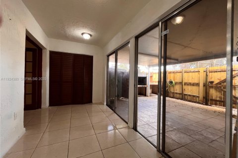 Снять в аренду виллу или дом в Майами, Флорида 2 спальни, 85.1м2, № 1982902 - фото 22