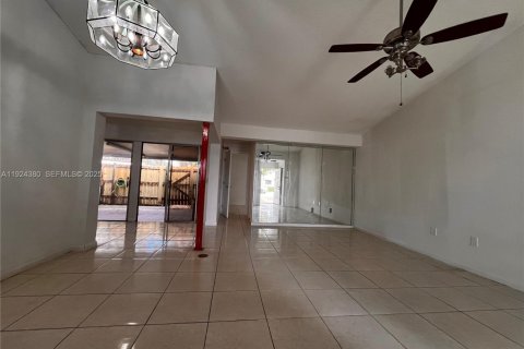 Снять в аренду виллу или дом в Майами, Флорида 2 спальни, 85.1м2, № 1982902 - фото 4
