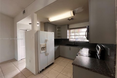 Снять в аренду виллу или дом в Майами, Флорида 2 спальни, 85.1м2, № 1982902 - фото 12