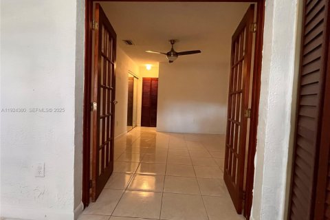 Снять в аренду виллу или дом в Майами, Флорида 2 спальни, 85.1м2, № 1982902 - фото 25