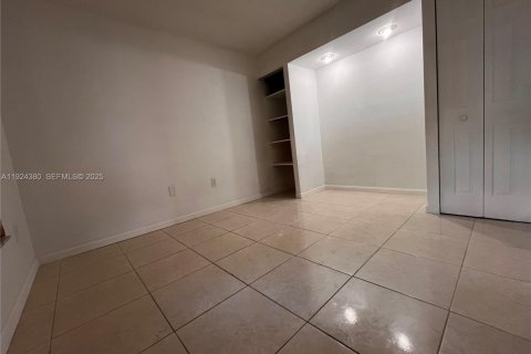 Снять в аренду виллу или дом в Майами, Флорида 2 спальни, 85.1м2, № 1982902 - фото 18