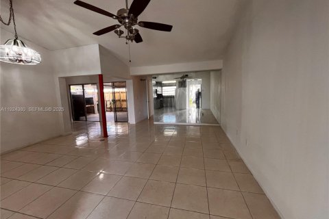 Снять в аренду виллу или дом в Майами, Флорида 2 спальни, 85.1м2, № 1982902 - фото 2